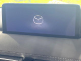 【10.25インチマツダコネクト】車内の雰囲気にマッチした大型ディスプレイ。スマホ接続でのナビ使用やBluetooth再生等、様々な機能が楽しめます。直感的なダイヤル操作が可能で、使い勝手も良好です。