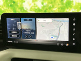 地図やテレビなどの情報をひとつの画面で確認でき、行き先の検索から移動中の情報チェックまで日常の運転をサポート。表示が見やすく、必要な画面へ切り替えやすい装備です。