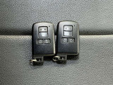 【スマートキー】ドアの開閉時鍵を探さなくても簡単にドアの開閉することが出来ます、また、エンジン始動も車内にスマートキーがあれば簡単に始動することが出来ます