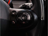 MINIの内装はとにかく『円』に拘ったデザインコンセプトが一目で伝わってきます。これほど円形に拘った車は他に御座いません。伝統のデザイン、トグルスイッチなど遊び心のある内装で御座います。