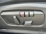 運転席メモリー付きフロント電動シート装備。