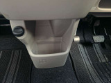 足元です。運転席と助手席の間に、小物を置ける入れ物があります。