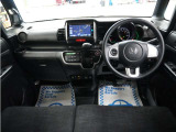 運転にかかわる様々な操作を安全に行えるように視点移動が少なく、操作性に配慮されたスイッチ類が凝縮されたコクピットです。