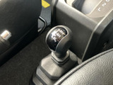 切替位置が表示されたレバーを備え、運転席まわりで操作内容を確認しやすい設計です。必要なときに手を伸ばしやすく、日常の操作にもなじみやすいでしょう。