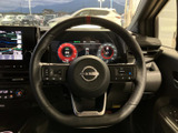 手元で扱えるスイッチを左右に備え、運転姿勢を大きく変えずに各種機能を操作できます。メーターも視線の先に収まり、運転時の確認や操作に便利です。
