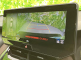 後方の映像にガイドラインが重なり、駐車時に車両後方の位置を確認する目安になります。画面内には周囲の状況も表示され、切り返しや車庫入れをサポートします。