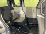 後席をはね上げれば、「もうひとつの荷室」が生まれます。