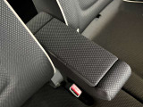 アームレストを使うことで運転中の腕や肩の疲労を軽減し、よりリラックスして運転に集中できます♪
