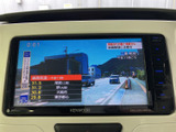 テレビ番組を画面で楽しめる装備を備えています。停車中の待ち時間などに映像を視聴でき、車内で過ごす時間の選択肢が広がります。映像を楽しむ際は安全な場所に停車してご利用ください。