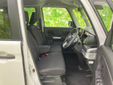 前席は視界が広く、運転席から前方や左右を確認しやすいレイアウトです。落ち着いた色合いのシートとすっきりした足元で、毎日の移動も乗り込みから過ごしやすい空間です。