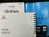 スマートキーは鍵をバッグに入れたままでもドアロックの開閉やエンジンのON・OFFができます。夜間や雨の日も鍵を探さなくて良いので便利です。