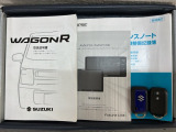 スマートキーは鍵をバッグに入れたままでもドアロックの開閉やエンジンのON・OFFができます。夜間や雨の日も鍵を探さなくて良いので便利です。