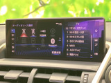 ラジオやディスク、Bluetoothなど、複数の音源を画面上で選べます。放送局の一覧も表示されるため、音楽や番組を楽しみたい時に、使いたい項目を見つけやすい構成です。