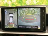 後方の映像に加えて車両周辺の様子も画面で確認でき、駐車時の安全確認をサポートします。ガイド表示も備わり、狭い場所での取り回しや後退時に役立ちます。