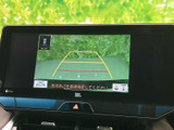 画面には車両後方の映像とガイドラインが表示され、駐車時の後方確認をサポートします。周囲を目視で確かめながら活用でき、車庫入れや駐車スペースへの出入りに便利です。