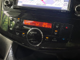 【オートエアコン】一度お好みの温度に設定すれば、車内の温度を検知し風量や温度を自動で調整。暑い&hellip;寒い&hellip;と何度もスイッチ操作をする必要はありません。快適な車内空間には必須の機能ですね♪