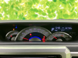 速度や燃料残量などの情報が運転席正面にまとまり、走行中にも必要な表示を確認しやすい配置です。表示部も組み合わさり、時刻や外気温などを把握する際にも便利です。