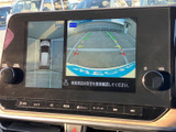 後方カメラの映像に加えて、車両周囲を上から見た表示も確認できます。駐車時に周囲の状況を把握しやすく、画面のガイド表示も位置合わせの目安になります。