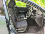 運転席からの視界も良好で、スムーズな運転をサポートします。シンプルながらも機能的な空間設計です。