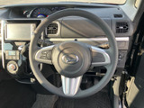 握りやすい形状で、手元には複数のスイッチを配置しています。運転中も視線を大きく外さずに必要な操作へ手を伸ばしやすい、使い勝手に配慮した仕様です。