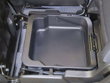 助手席シートアンダーボックスを装備しております。