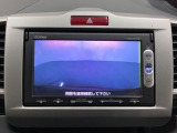ギヤをR(バック)に入れるとナビの画面に後ろの映像が映るリアカメラ付です。後退時、コンディションが悪い視界でもカラーバックモニターがドライバーをサポートします。