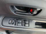 運転席の窓スイッチです。全部の窓の開け閉めと、ドアのロックがここでできます。