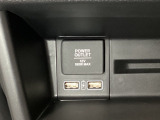 助手席前には横長のトレーとアクセサリーソケットがついています。その下に充電可能なUSB端子が2個ついていますので、手前のトレーにスマートフォンを置いて移動中でも充電できるので便利です。