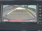 後方の様子とガイド線を画面で確認でき、駐車時に車両周辺を把握するのに役立ちます。目安となる線が表示されるため、駐車スペースへ車を入れる際も確認しやすい装備です。