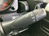 レバーには方向指示やライトに関するマークが表示され、必要な表示を手元で確認しやすい設計です。走行中も位置を把握しやすく、日常の運転を支えてくれます。