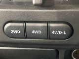 【パートタイム4WD】通常は2WDで走り、必要な場面で4WDへ切り替える仕組みで、 構造のわかりやすさ、悪路や深雪での力強さ、 そして機械的に直結することによる大きな魅力があります。