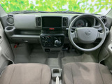 運転席まわりはメーターや中央の表示部が見渡しやすく、前方の視界も広く確保されています。シートは落ち着いた色合いで、足元にもゆとりを感じられるため、毎日の乗り降りや運転時に使いやすい空間です。