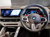 【ハンドル】ドライバーとBMW車の一体感がダイレクトに伝わるステアリングホイール。形状・太さへの拘りに加えて、操作性を高める為にスイッチ類も配置。クイックかつ安定のドライビングを体感下さい!