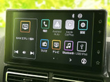 電話やラジオ、テレビ、音楽などのメニューが画面に並び、用途に合わせて選べます。BluetoothやUSB、スマートフォン連携にも対応した表示で、移動中の音楽や案内にも役立ちます。