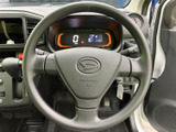 握りやすい円形のステアリングを運転席正面に配置し、メーターを見ながら運転できるレイアウトです。中央にはエアバッグの表示も備わり、日々の運転に馴染みます。