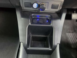 前の席の間の下にある物入れです。上には電源ソケットが付いています。