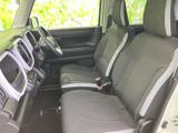 前席は左右でそろった模様入りシートで、落ち着いて過ごせる室内です。窓から外の様子を確認しやすく、足元もすっきりとしているため、乗り降りの際も快適です。