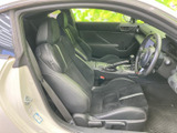 前席は身体を包み込む形状で、落ち着いて座れる空間です。運転席から助手席までの距離感も近く、ドアを開けた際にシートや足元の様子を確認しやすい室内となっています。