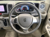 インテリアに合わせたデザインのステアリングは、運転される方のことも考え、運転しやすい形状、大きさです。是非一度、実際に触ってお確かめください。