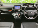 運転席まわりにはメーターやナビ画面がまとまり、運転時に必要な情報を確認しやすい配置です。前席から前方を見渡せる視界があり、座席まわりもすっきりした印象で、毎日の乗車に使いやすい室内です。