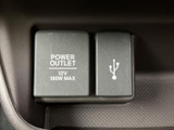 電源ソケットとUSB端子を備え、スマートフォンなどの充電に活用できます。車内で過ごす時間に便利な電源まわりを、用途に合わせてお使いいただけます。