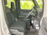 開放感のある室内空間が広がります。運転席からの視界も良好で、快適なドライブをサポートします。