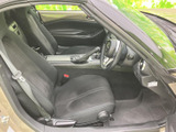 運転席まわりを見渡しやすく、シートに腰掛けた際も前方の視界が広がります。身体を支える形状のシートと落ち着いた色合いで、日々の移動を心地よくお過ごしいただけます。