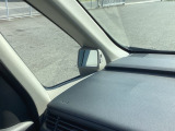 【サイドビューサポートミラー】停車時や発進時、対向車とのすれ違いや路肩に寄せるときなど、車両左側前方を確認するときに役立ちます。