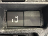 【パワースライドドア】スマートキーや運転席のスイッチでスライドドアの開閉が可能♪電動だから力を入れてドアを開ける必要が無く、小さいお子様でも、重い荷物を持っている時もラクに開け閉めできます♪
