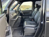 前席は運転席と助手席が並び、座面や背もたれにゆとりを感じるつくりです。前方を見渡しやすい着座位置に加え、足元もすっきり。助手席の方にもくつろいでいただける、落ち着いた室内空間です。