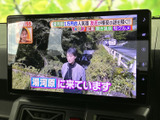 画面でテレビ番組を視聴でき、停車中の休憩時間にも楽しめます。見やすい大きさで番組内容を確認しやすく、移動の合間にひと息つきたいときの便利な装備として活用できます。