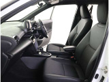 高いホールド性で運転姿勢が安定します。長距離ドライブでも疲れにくいのが魅力です。快適なドライビングライフをお送りください♪
