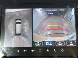 【全方位モニター】まるでクルマを真上から見下ろしたかのような視点で駐車をサポートします!クルマの斜め後ろや真横など、前後左右の4つのカメラの映像が合成されて、モニターに映し出されます。