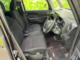 前席は左右がつながった形状で、運転席と助手席の様子を見渡せます。座面や背もたれには落ち着いた色合いを採用し、日常使いしやすい空間です。